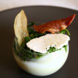 Crème de chou fluer, oeuf parfait et chips de lard